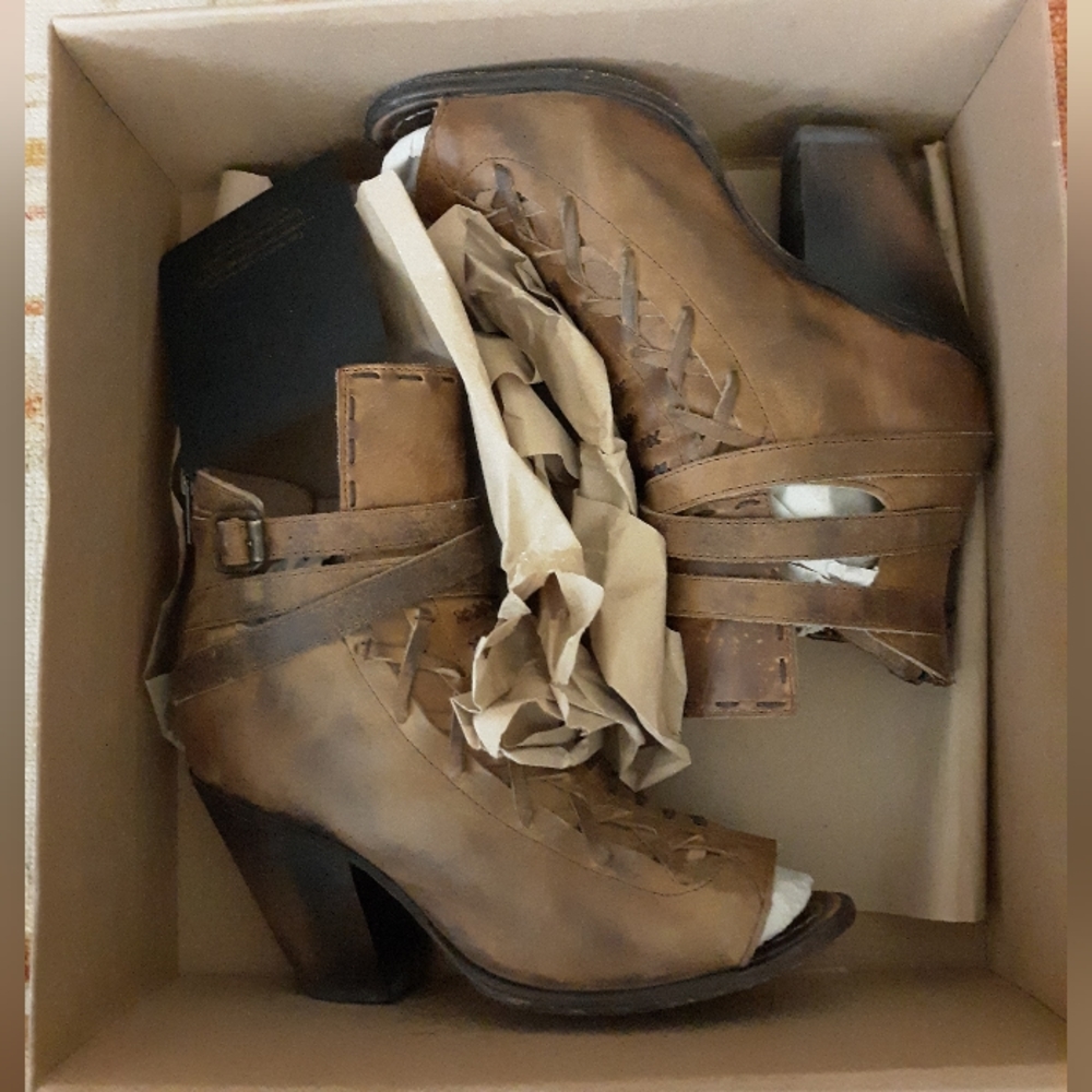 Freebird Eagle Peep Toe Buckle Strap Bootie size 9--FINAL PRICE 👢🤩❣